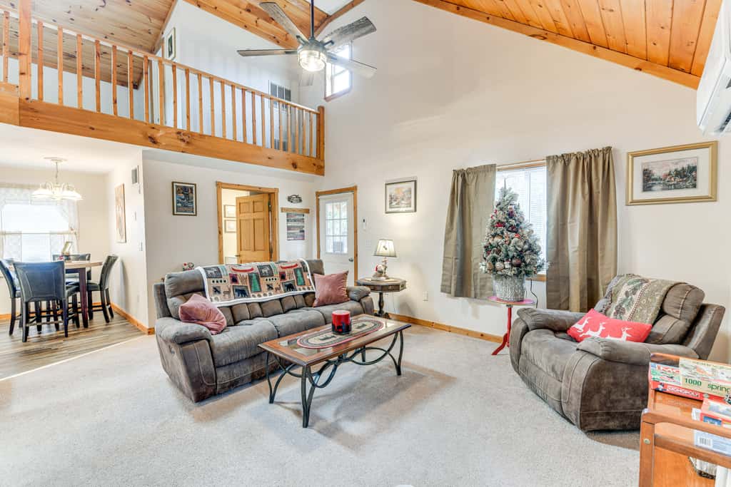 Charming + Cozy Cabin Near Lake Champlain!