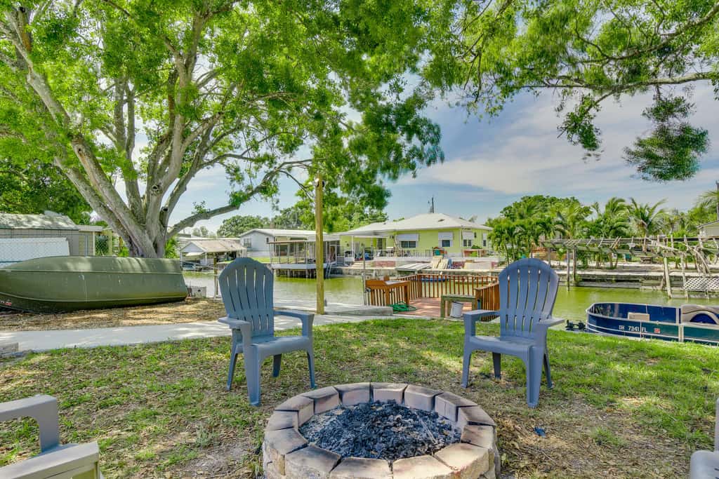 Waterfront Okeechobee Getaway w/ Backyard Dock!