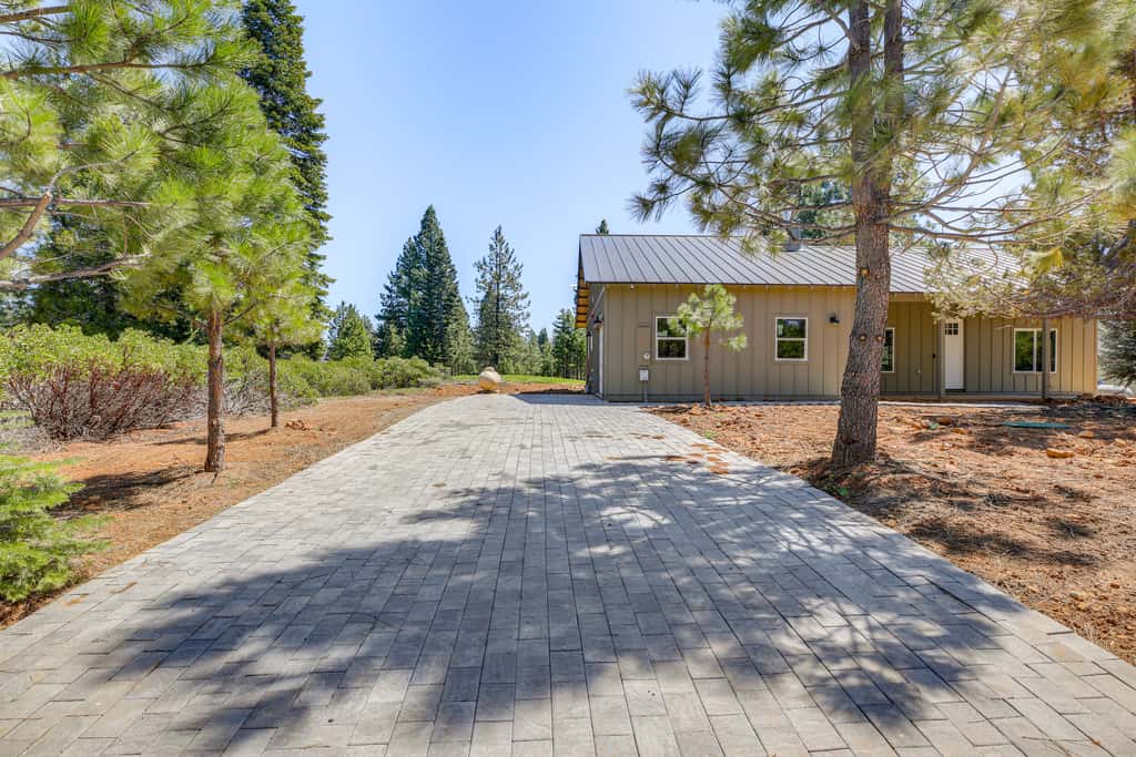 2 Mi to Lake Almanor: Home w/ Golf Course Views!
