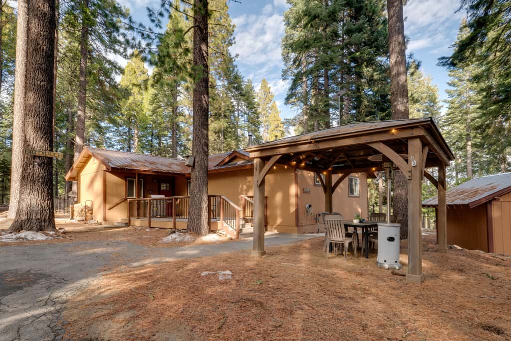 1 Mi to Lake Almanor! Northern Sierra Family Cabin