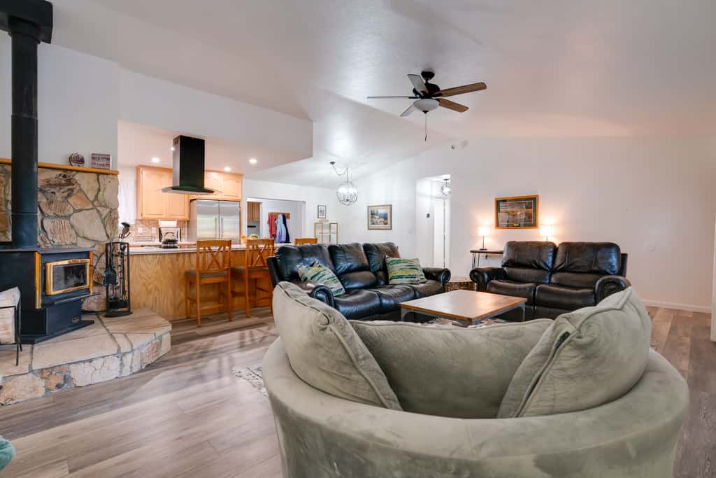 1 Mi to Lake Almanor! Northern Sierra Family Cabin