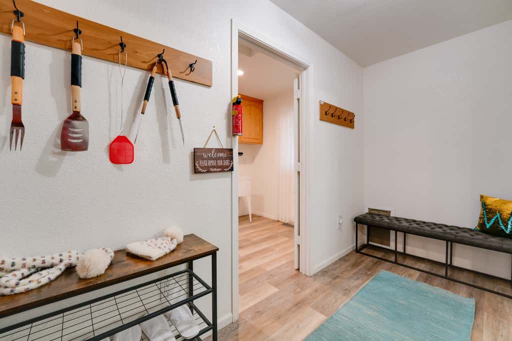 1 Mi to Lake Almanor! Northern Sierra Family Cabin