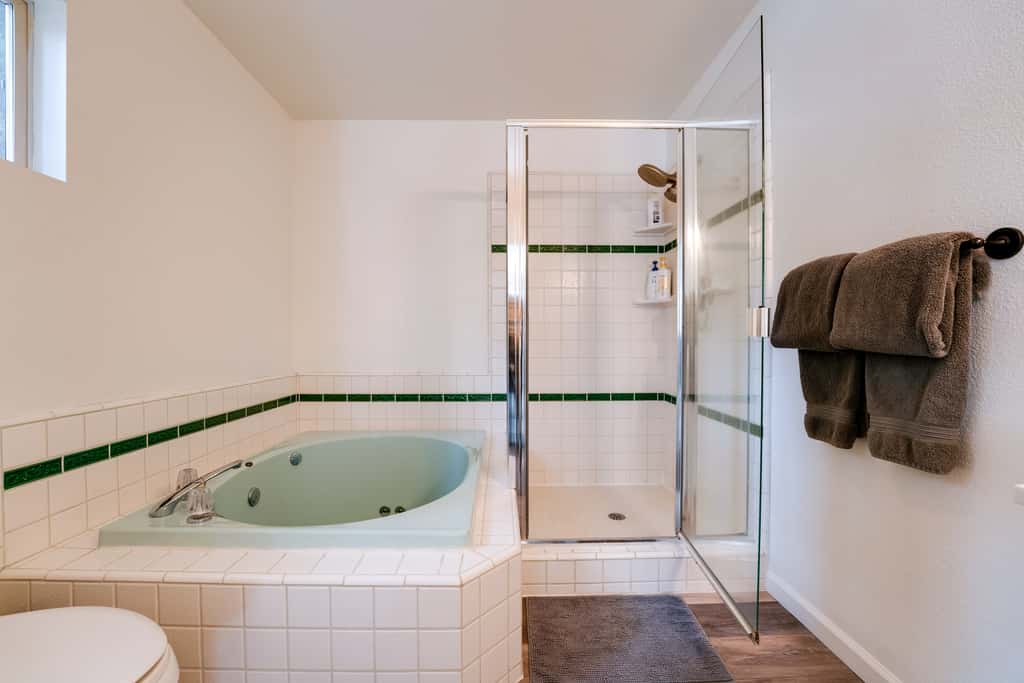 1 Mi to Lake Almanor! Northern Sierra Family Cabin