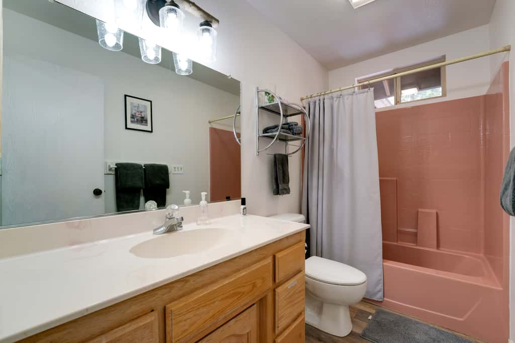 1 Mi to Lake Almanor! Northern Sierra Family Cabin
