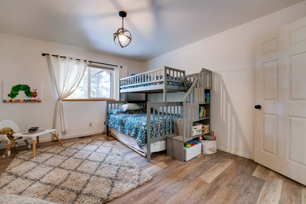 1 Mi to Lake Almanor! Northern Sierra Family Cabin