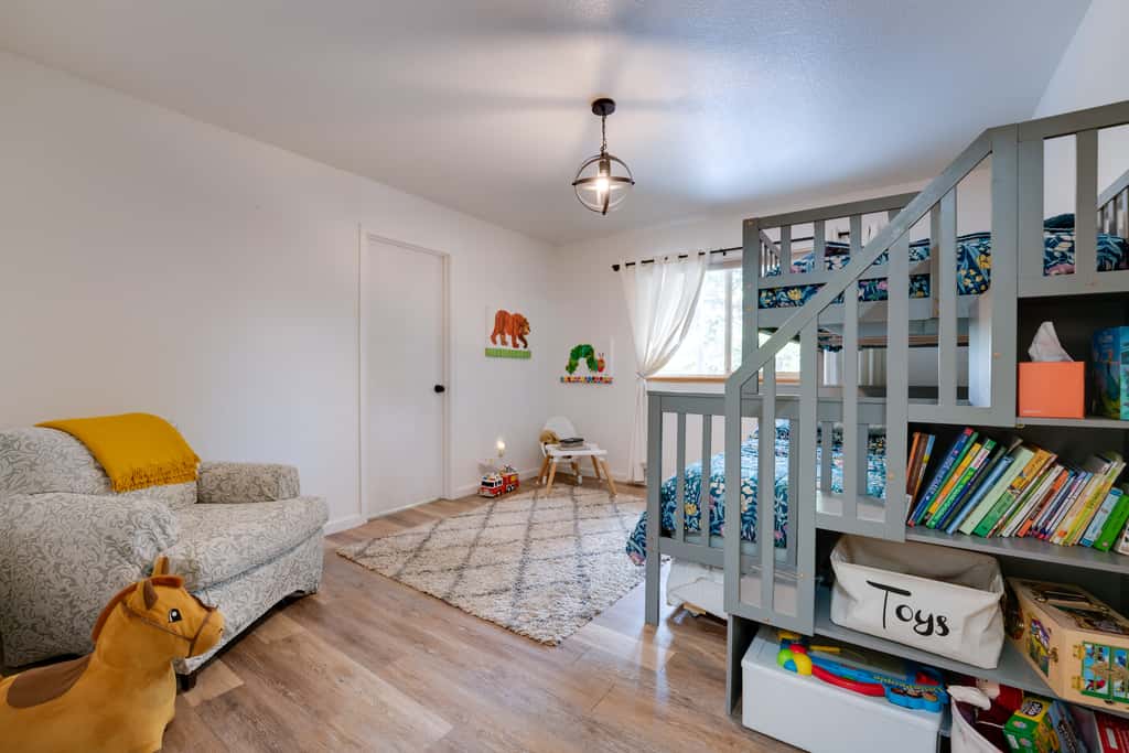 1 Mi to Lake Almanor! Northern Sierra Family Cabin