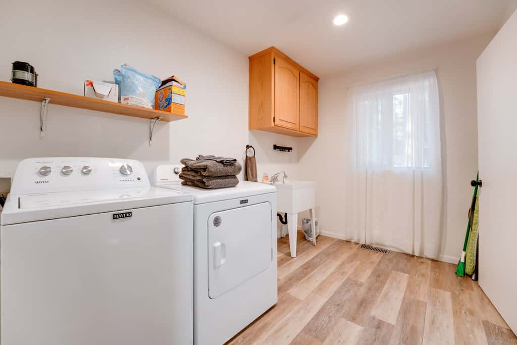 1 Mi to Lake Almanor! Northern Sierra Family Cabin