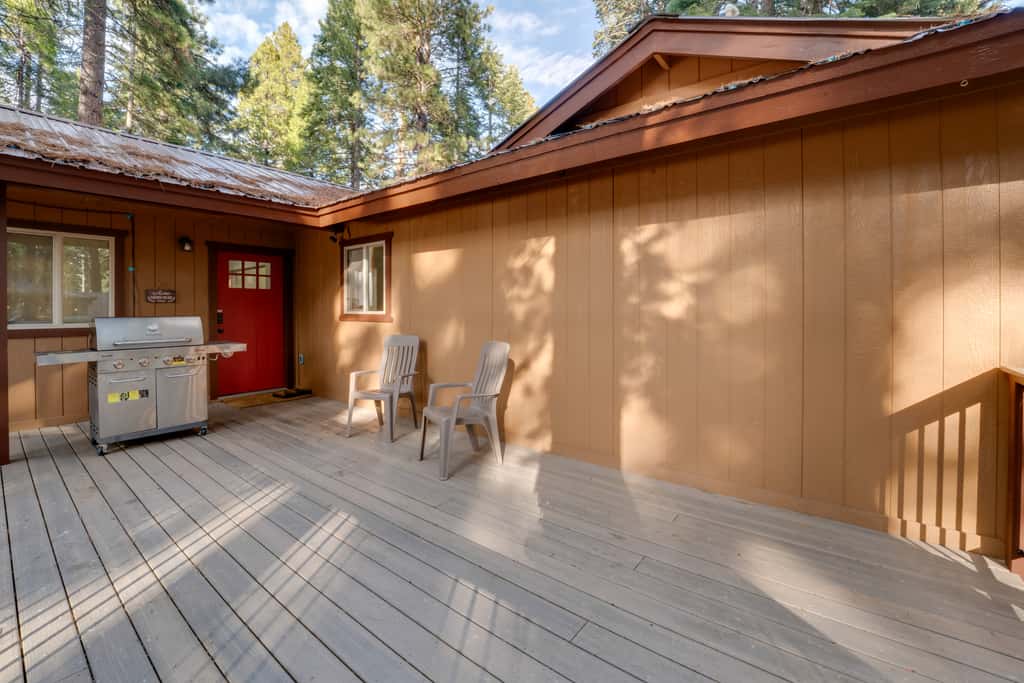 1 Mi to Lake Almanor! Northern Sierra Family Cabin