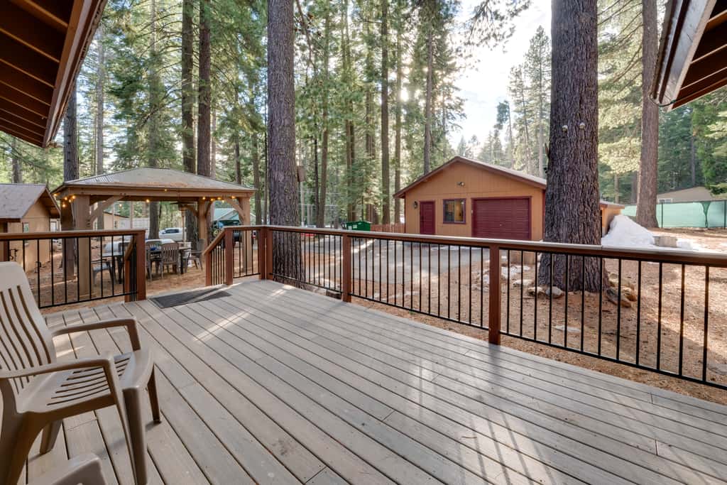 1 Mi to Lake Almanor! Northern Sierra Family Cabin