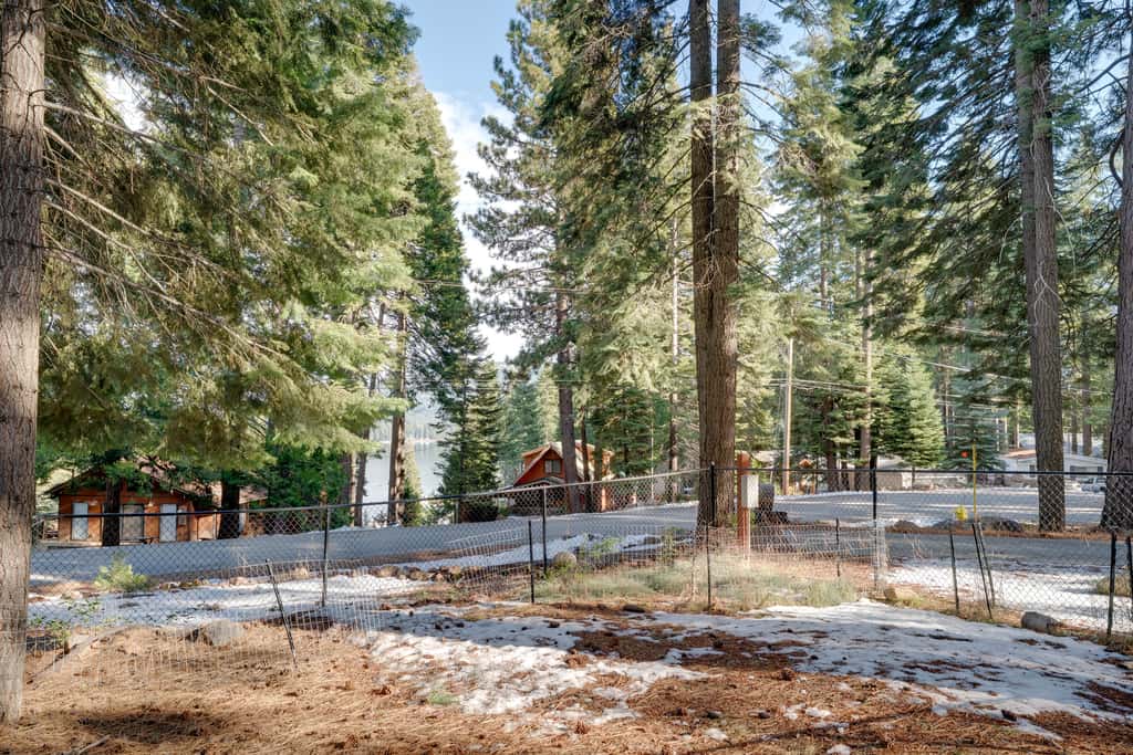 1 Mi to Lake Almanor! Northern Sierra Family Cabin