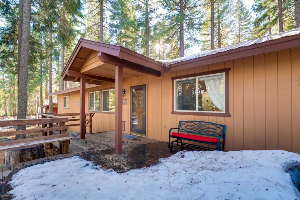 1 Mi to Lake Almanor! Northern Sierra Family Cabin