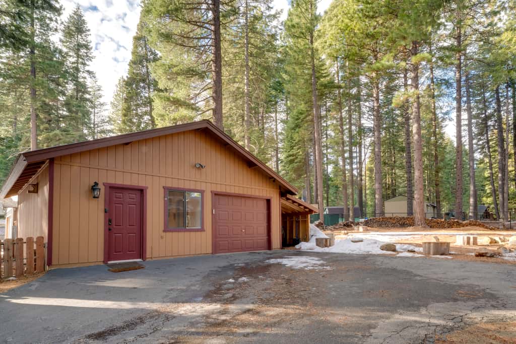 1 Mi to Lake Almanor! Northern Sierra Family Cabin