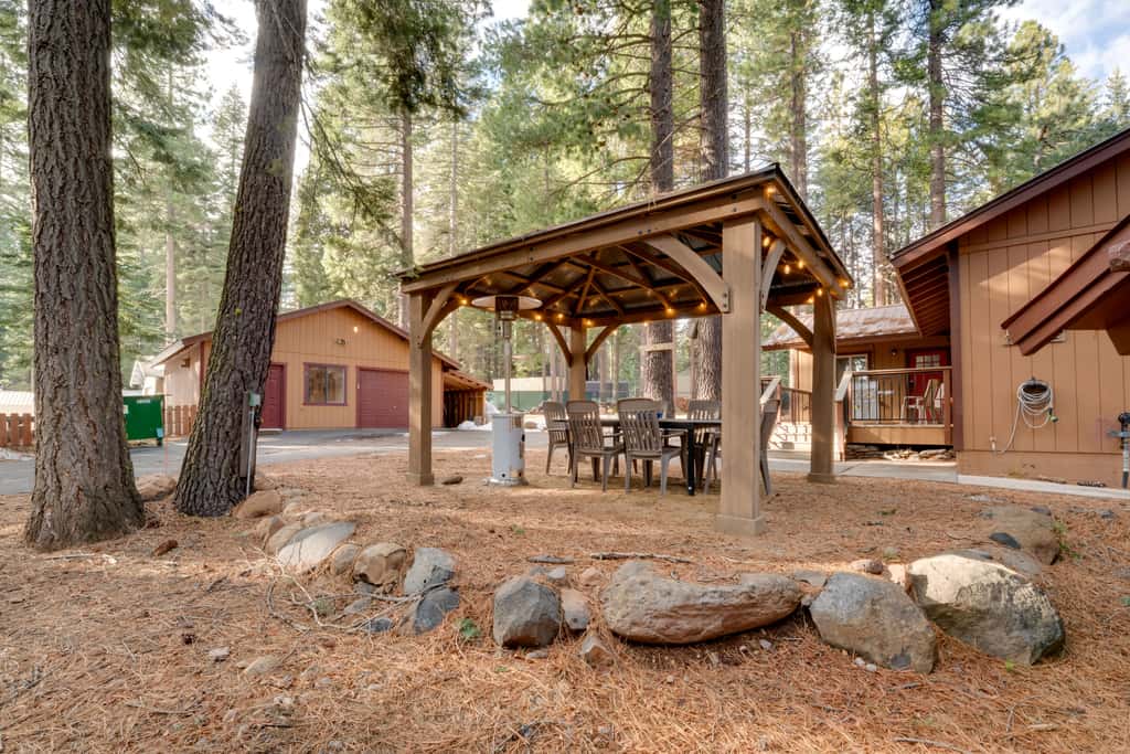 1 Mi to Lake Almanor! Northern Sierra Family Cabin