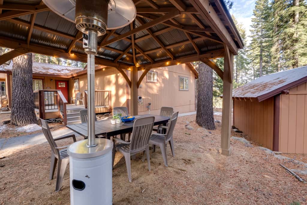 1 Mi to Lake Almanor! Northern Sierra Family Cabin