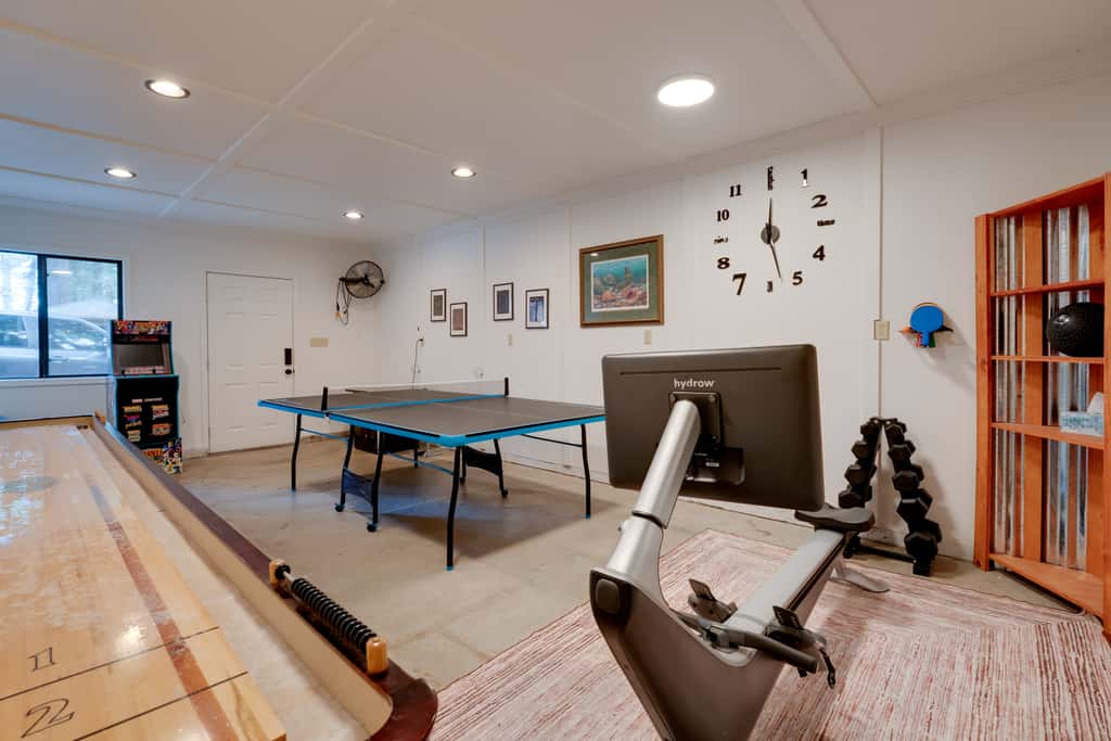 1 Mi to Lake Almanor! Northern Sierra Family Cabin