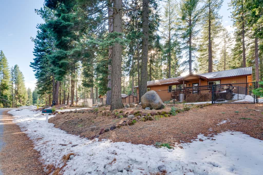 1 Mi to Lake Almanor! Northern Sierra Family Cabin