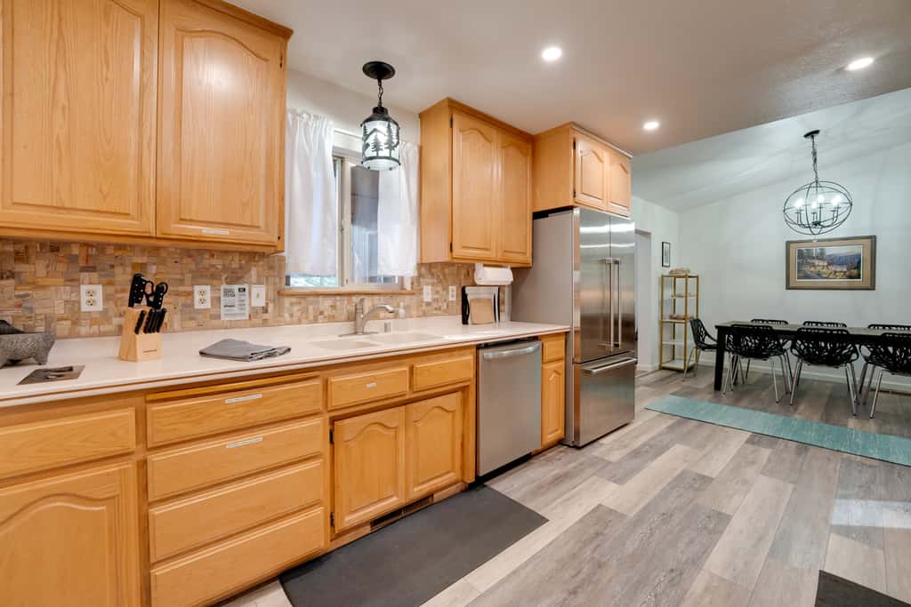 1 Mi to Lake Almanor! Northern Sierra Family Cabin