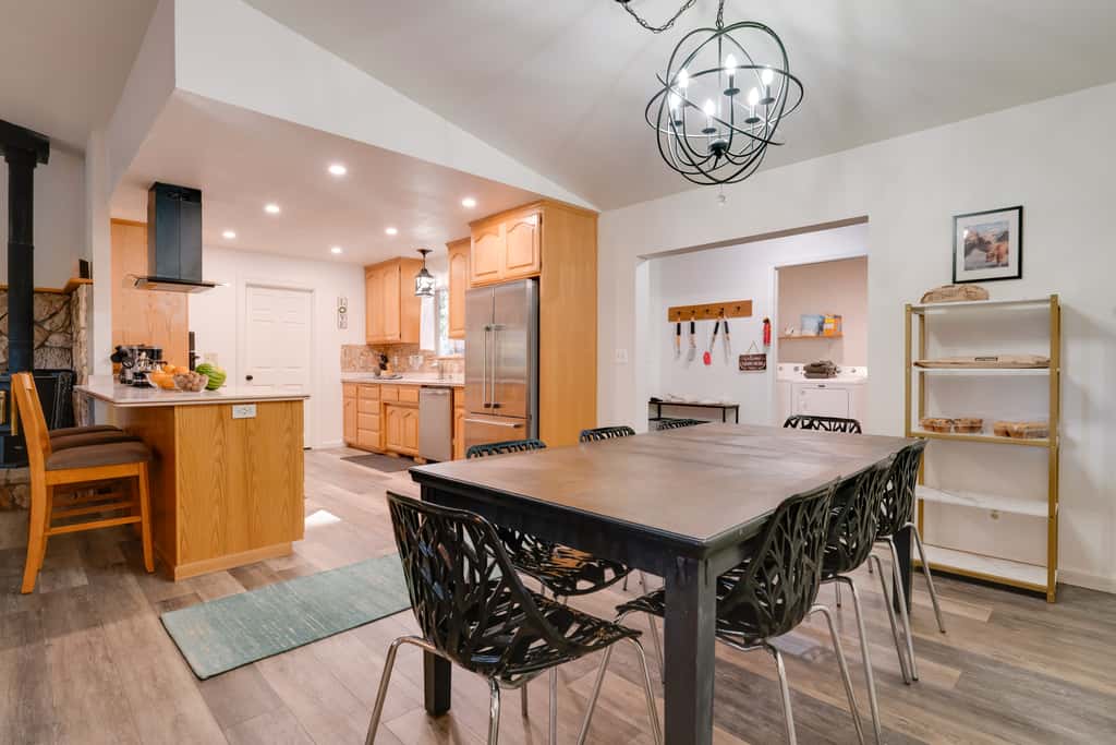 1 Mi to Lake Almanor! Northern Sierra Family Cabin