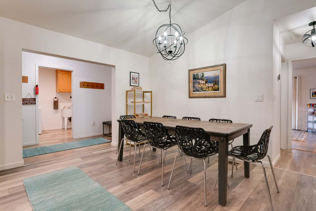1 Mi to Lake Almanor! Northern Sierra Family Cabin