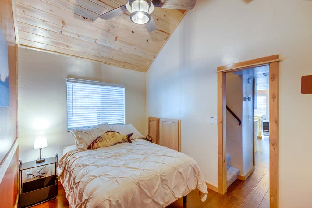 Cozy & Restful Cabin, 2 Blocks to Lake Almanor