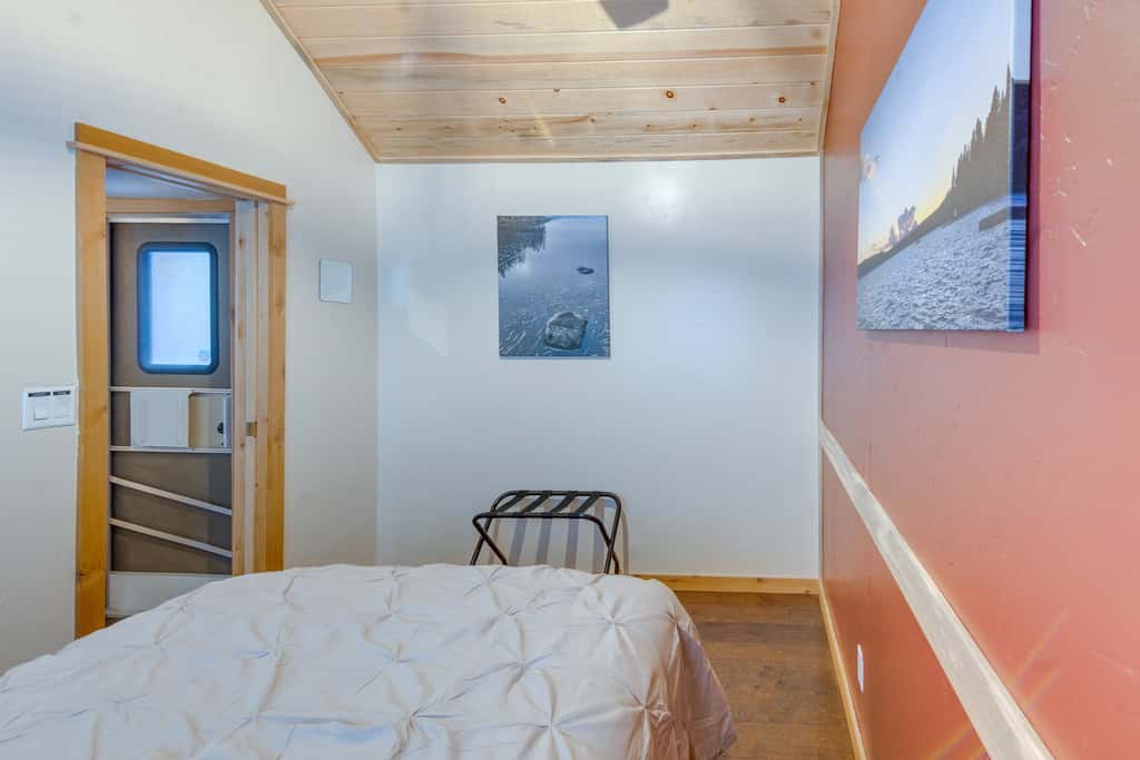 Cozy & Restful Cabin, 2 Blocks to Lake Almanor