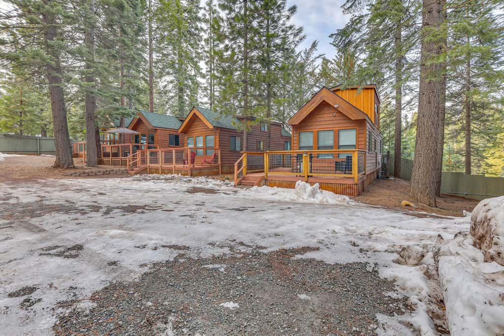 Cozy & Restful Cabin, 2 Blocks to Lake Almanor