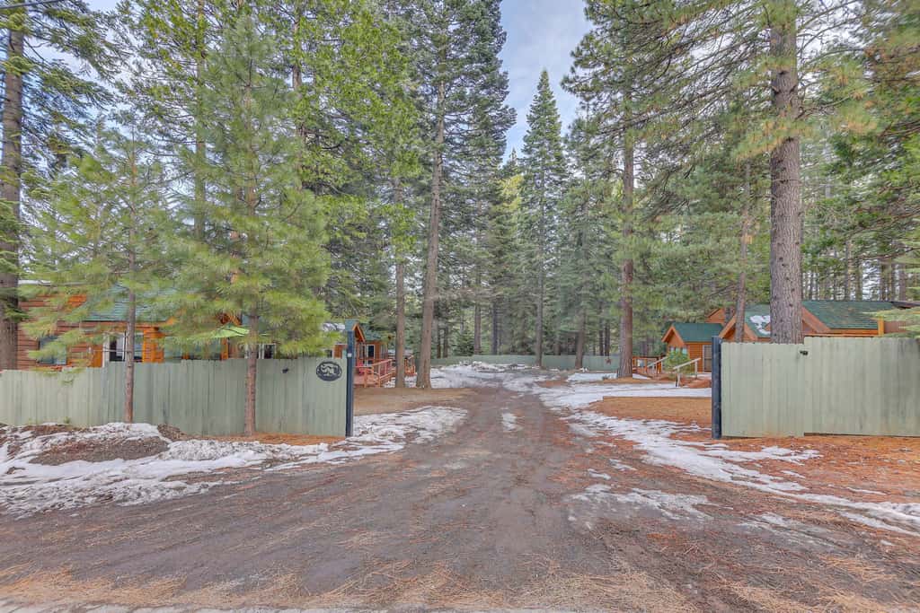 Cozy & Restful Cabin, 2 Blocks to Lake Almanor