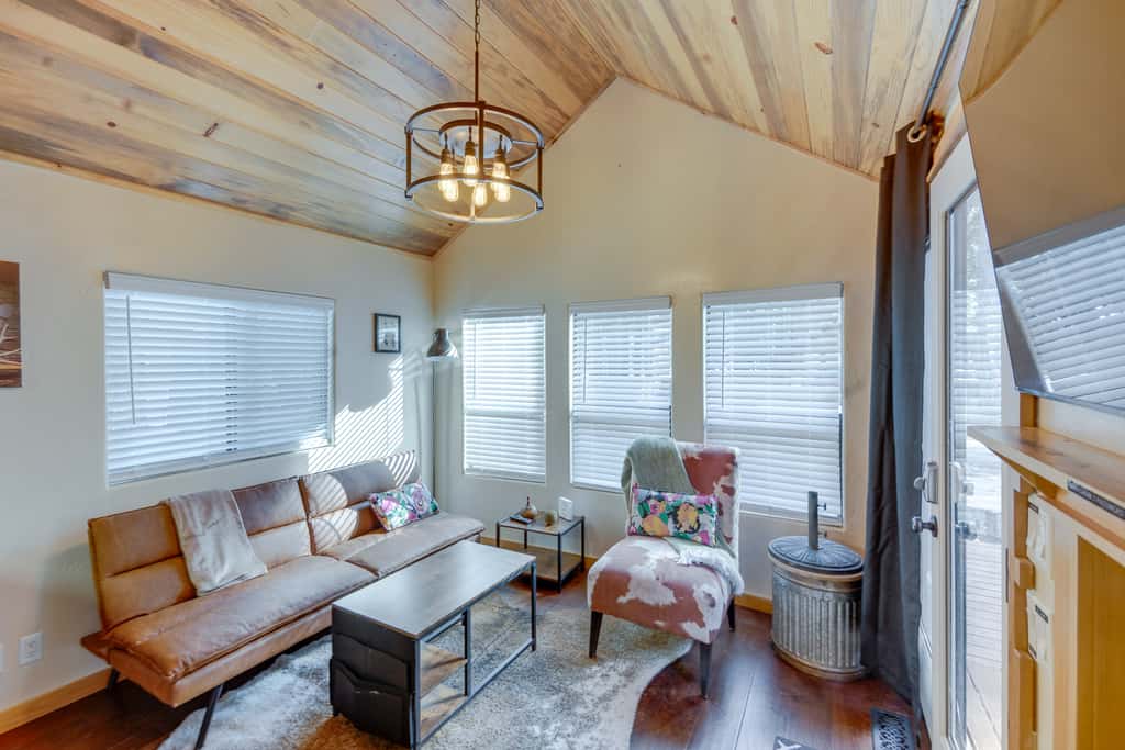 Cozy & Restful Cabin, 2 Blocks to Lake Almanor