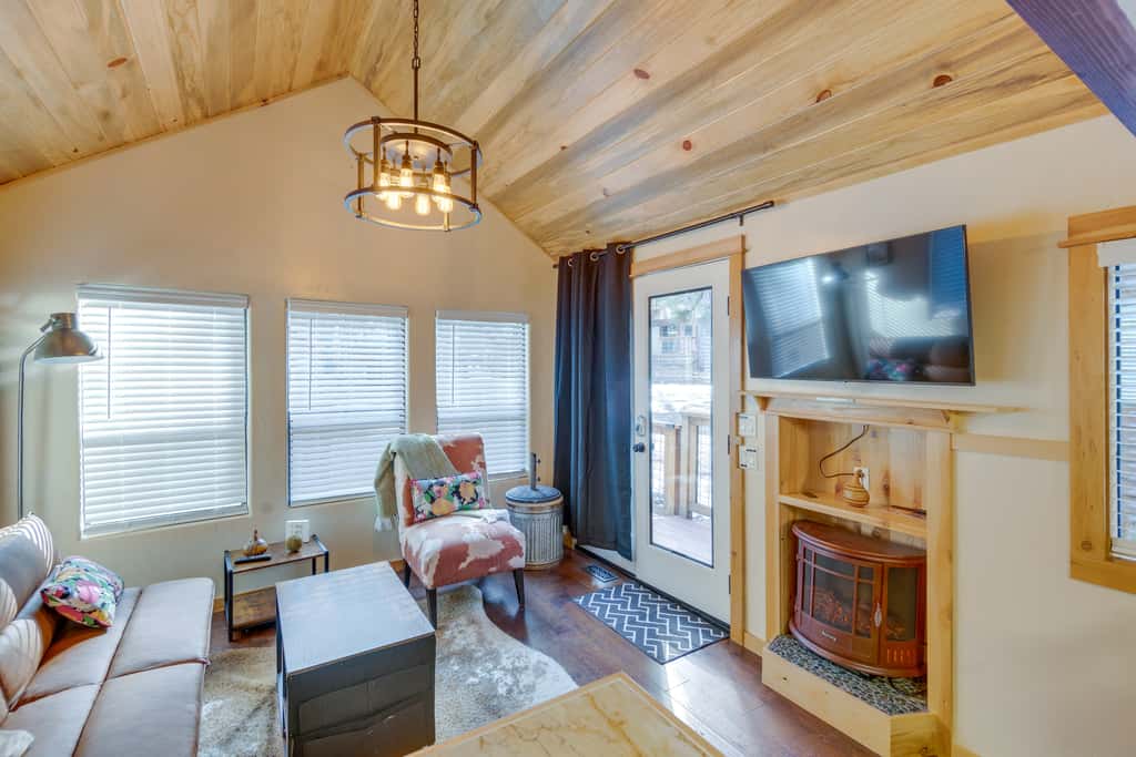 Cozy & Restful Cabin, 2 Blocks to Lake Almanor