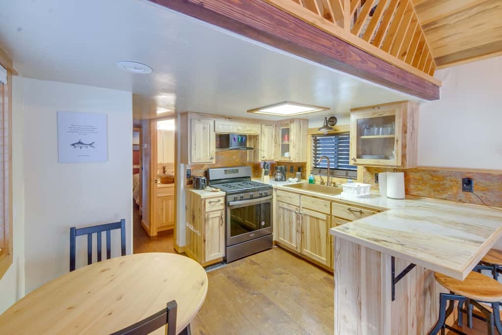 Cozy & Restful Cabin, 2 Blocks to Lake Almanor