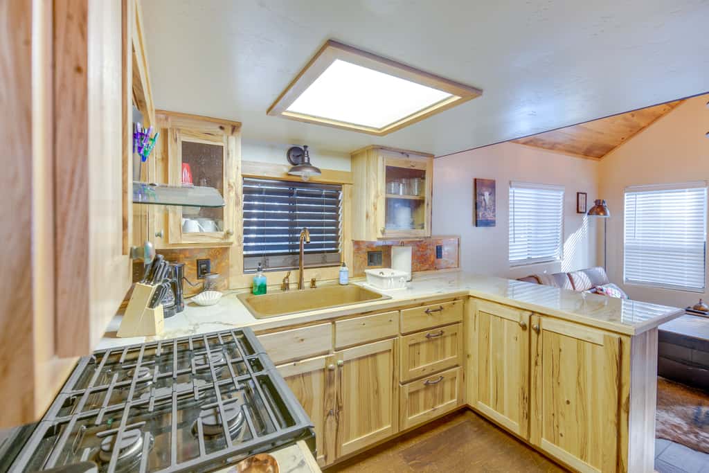 Cozy & Restful Cabin, 2 Blocks to Lake Almanor