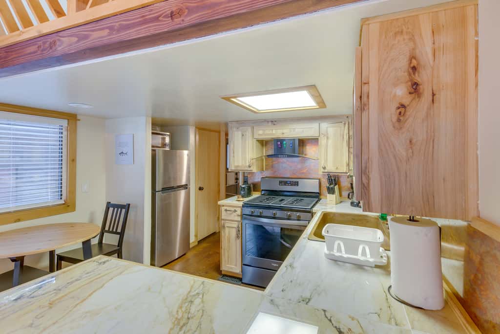 Cozy & Restful Cabin, 2 Blocks to Lake Almanor