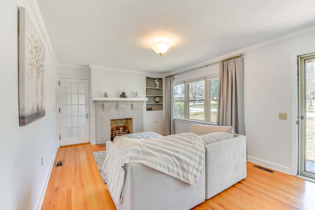 1 Mi to Dwtn Shops & Dining: Spacious Family Home