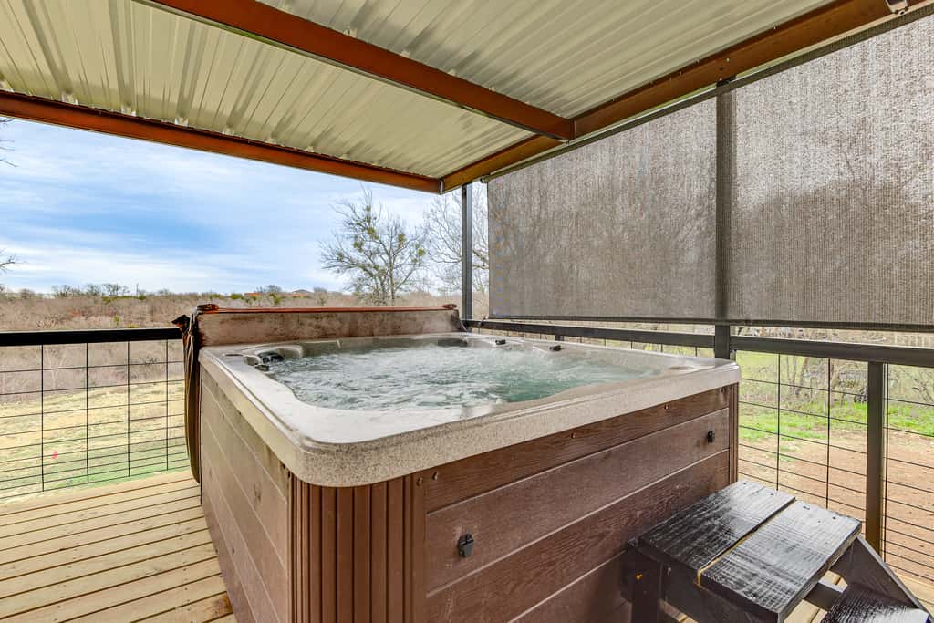 Hudson Oaks Country Creekside Home: Hot Tub & Deck