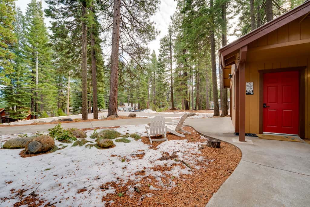 Gateway to Lassen Volcanic! Cozy Woodland Studio