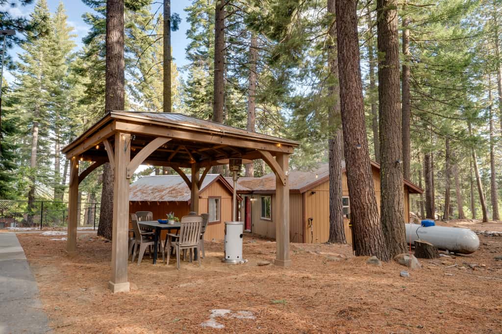 Gateway to Lassen Volcanic! Cozy Woodland Studio