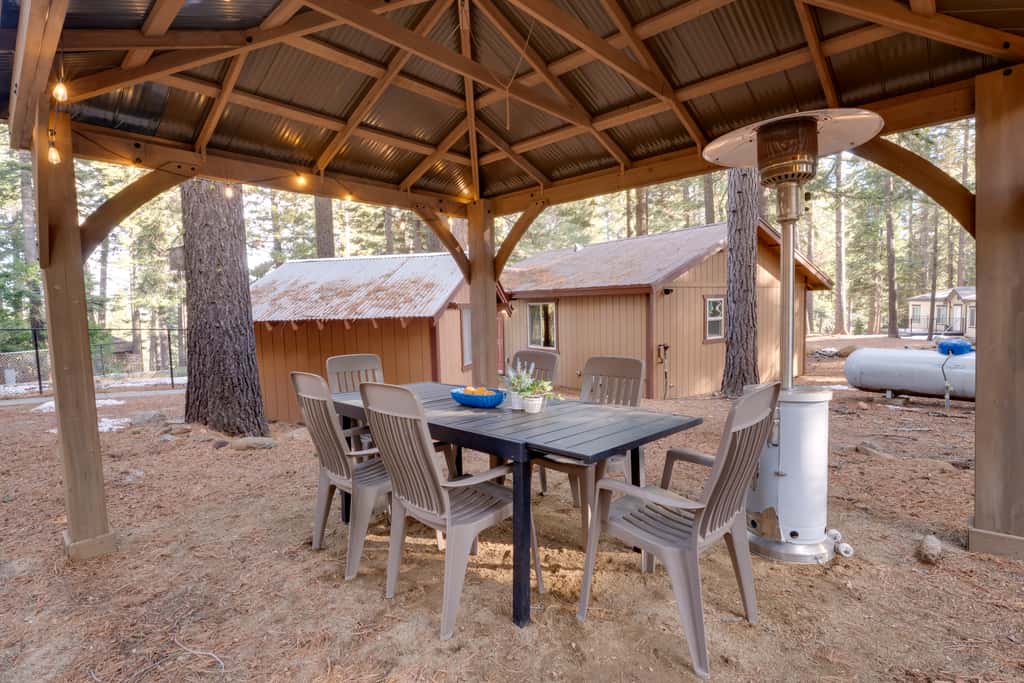 Gateway to Lassen Volcanic! Cozy Woodland Studio