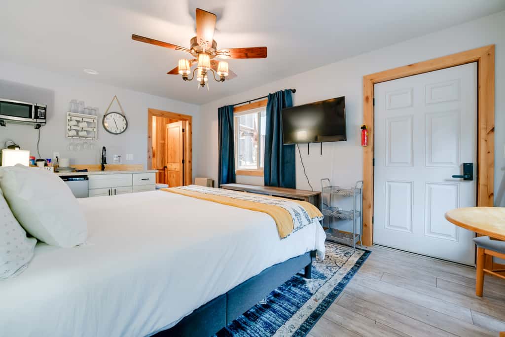 Gateway to Lassen Volcanic! Cozy Woodland Studio