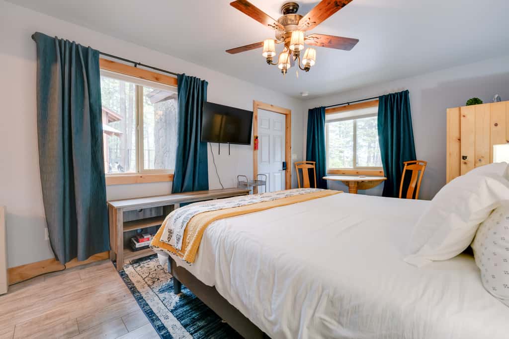 Gateway to Lassen Volcanic! Cozy Woodland Studio
