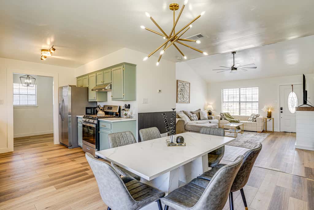 7 Mi to Lake Bridgeport: Home w/ Yard & Grill!