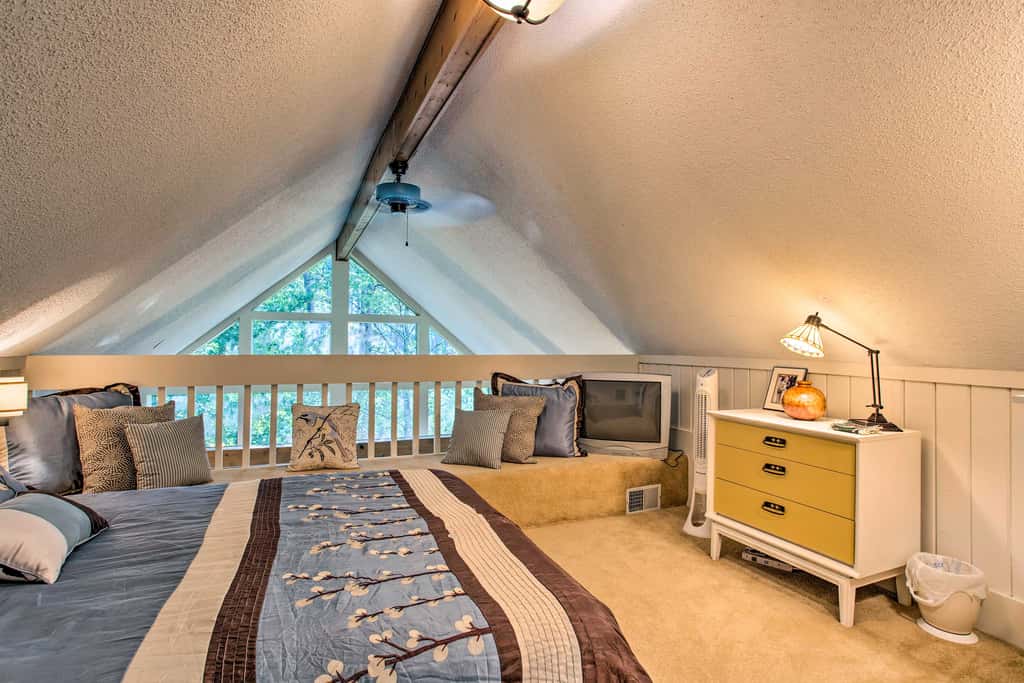 Keowee Keys Home w/ Mountains View & Lake Access!