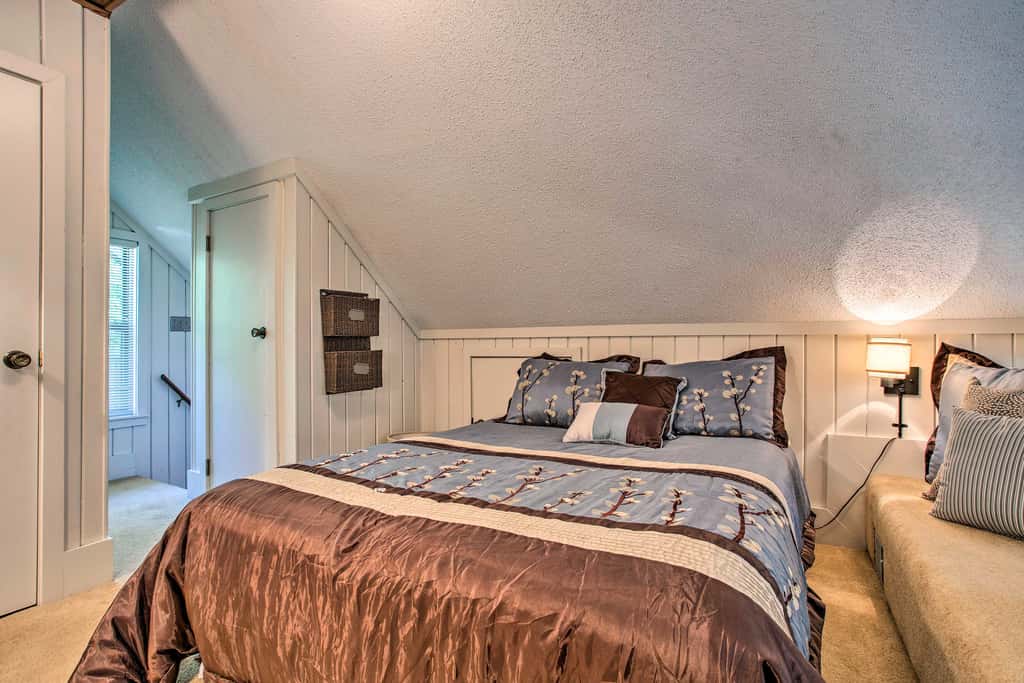 Keowee Keys Home w/ Mountains View & Lake Access!