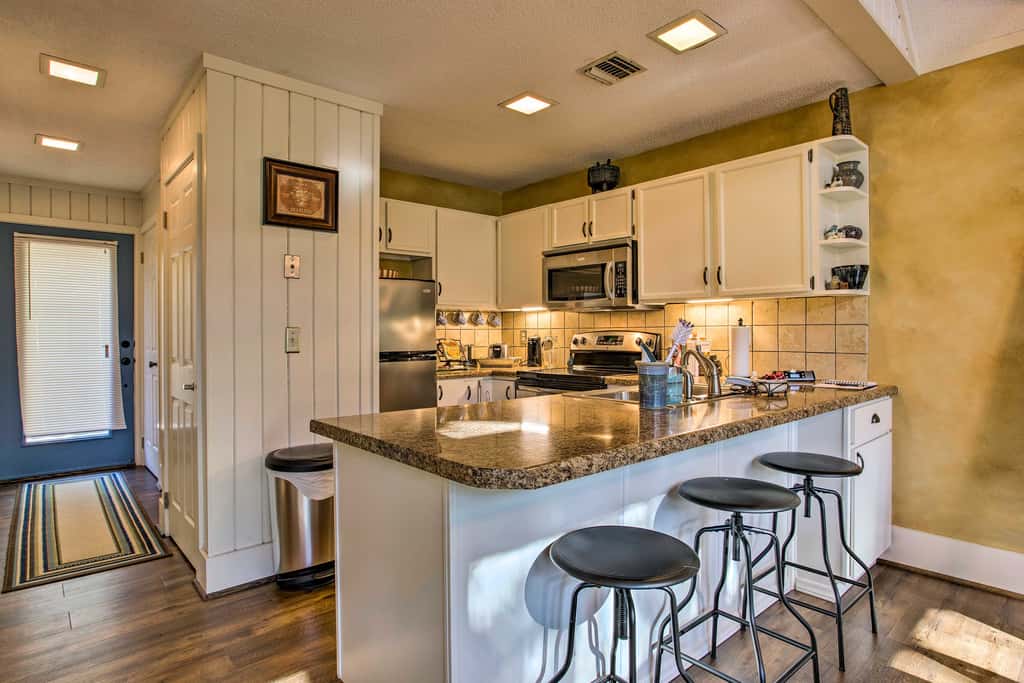Keowee Keys Home w/ Mountains View & Lake Access!