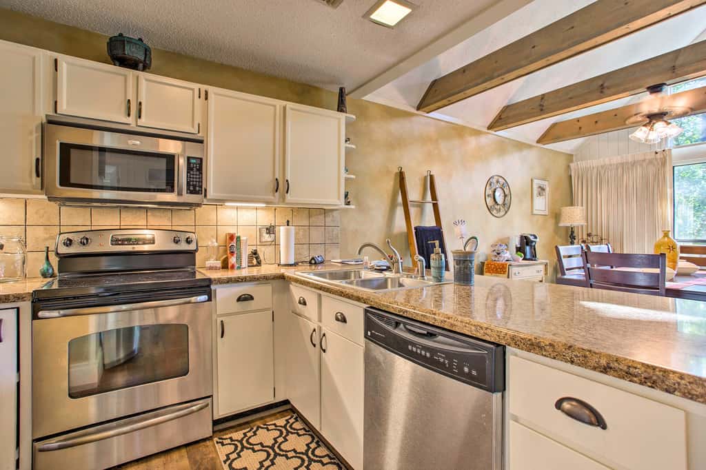 Keowee Keys Home w/ Mountains View & Lake Access!