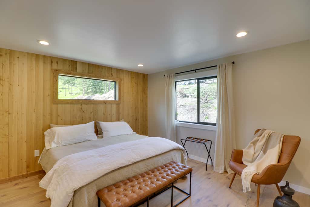 Lakeside Cabin Retreat w/ Private Hot Tub!