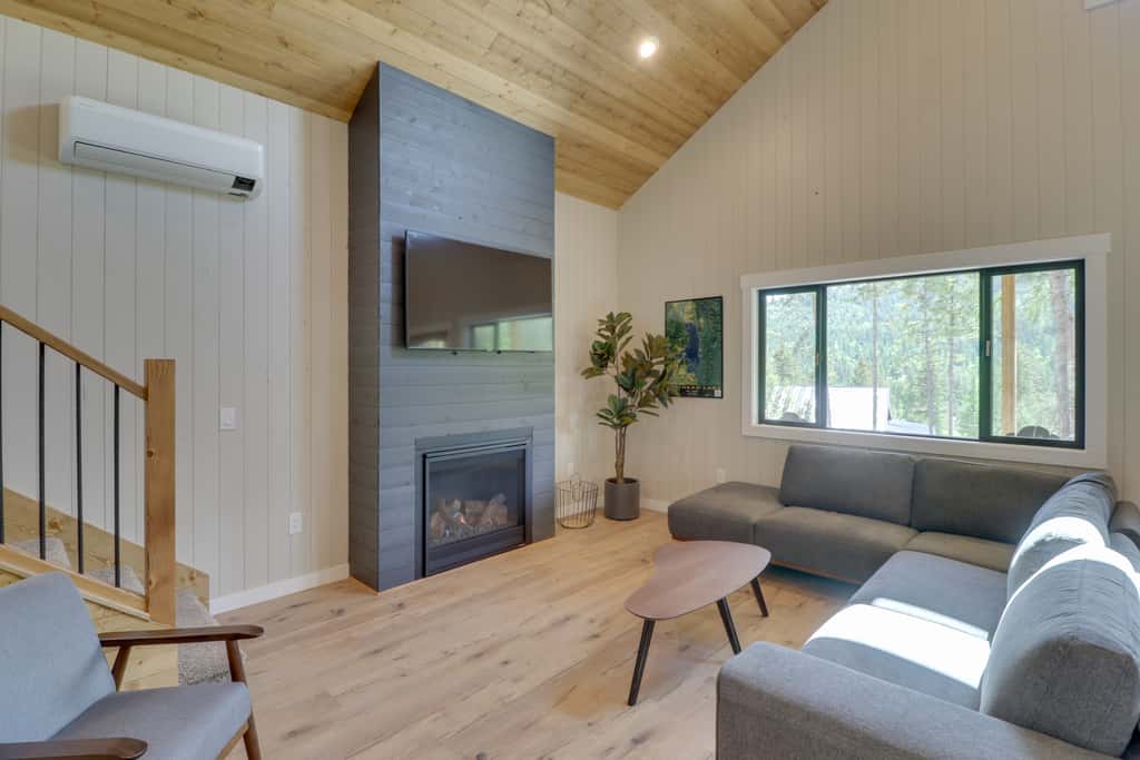 Lakeside Cabin Retreat w/ Private Hot Tub!