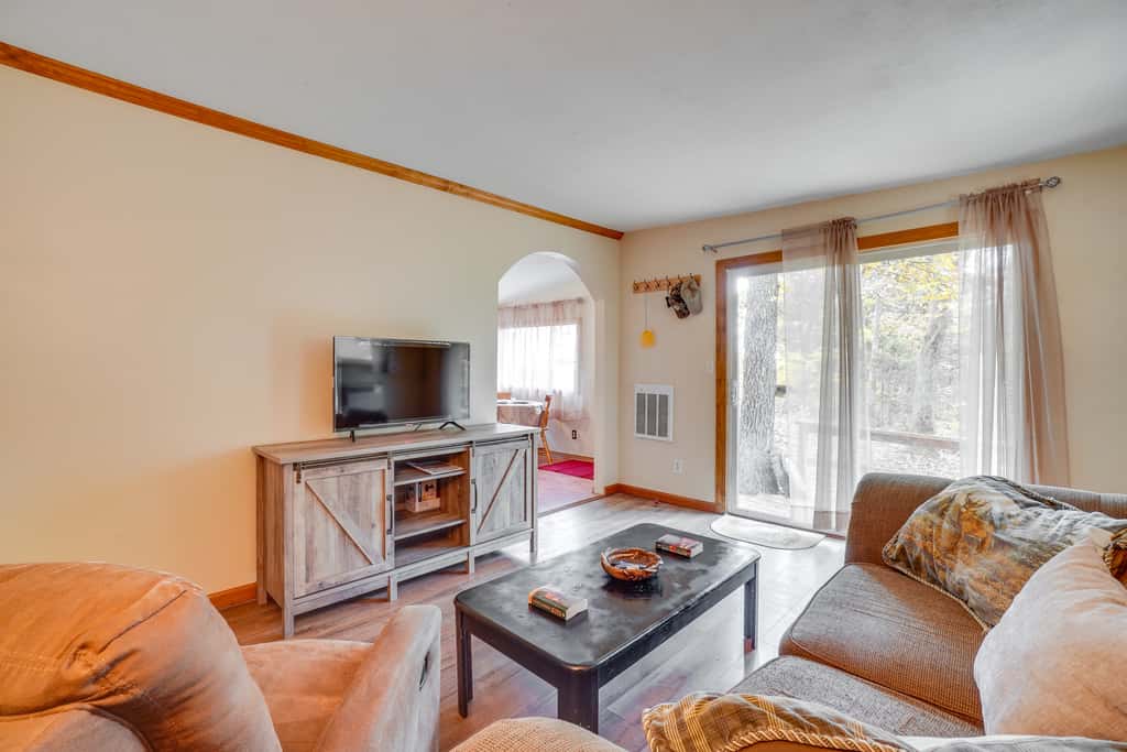 Rustic Retreat w/ Deck: 1 Mi to Table Rock Lake