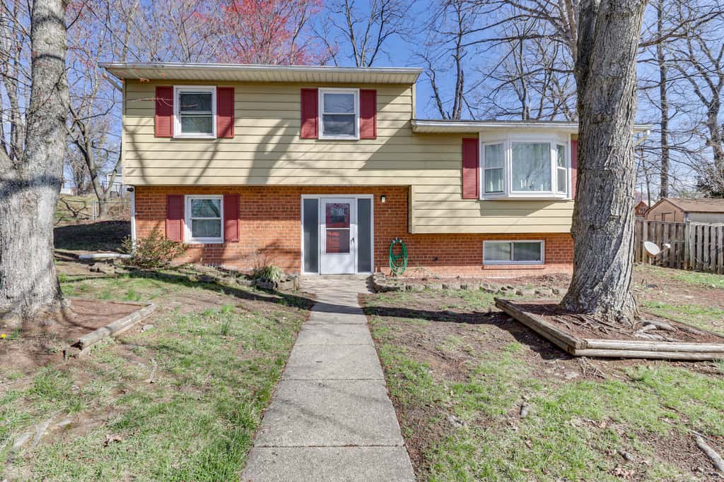 4 Mi to Northwest Stadium: Inviting Home!