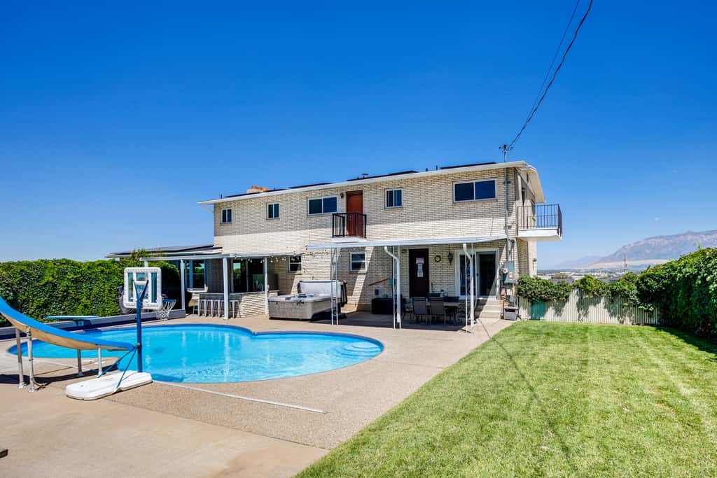 Pool & Hot Tub Access: Luxury Roy Oasis!