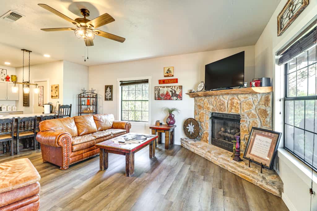 1 Mi to Lake: Pet-Friendly Cabin in Strawn